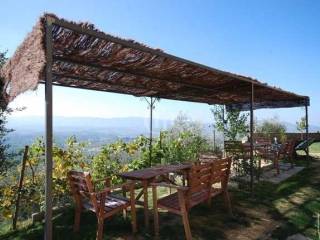 Cortile con vista colline