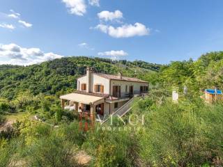 Casale ristrutturato con piscina e terreno