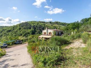 Casale ristrutturato con piscina e terreno