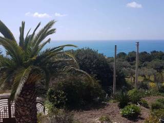 vista panoramica con giardino e vista mare