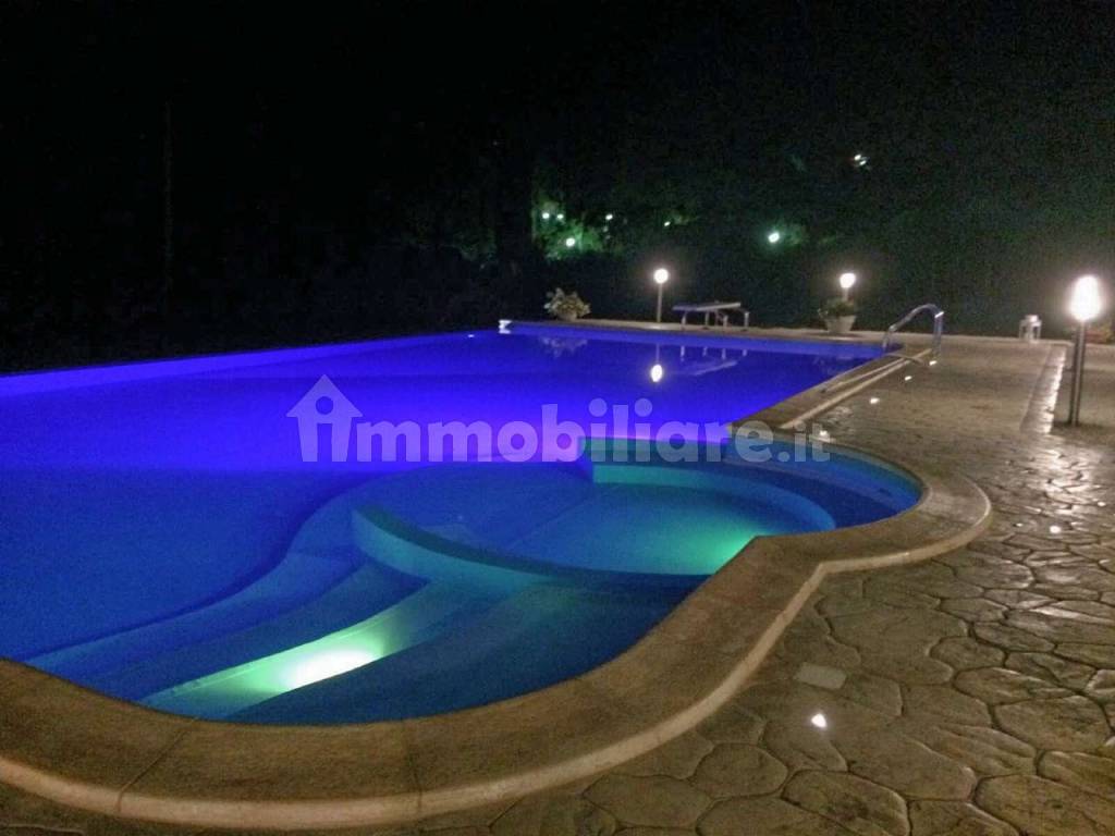 vista piscina con lugi RGB NOTTE