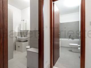 14-TRIESTE-GABETTI-VENDITA-APPARTAMENTO-VIA FOSCOLO-LUMINOSO-INTERNI PERFETTI-COMODA POSIZIONE-BAGNO.jpg