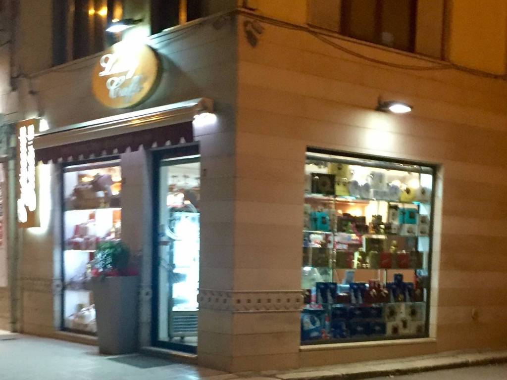 Attività commerciale con laboratorio, palagiano
