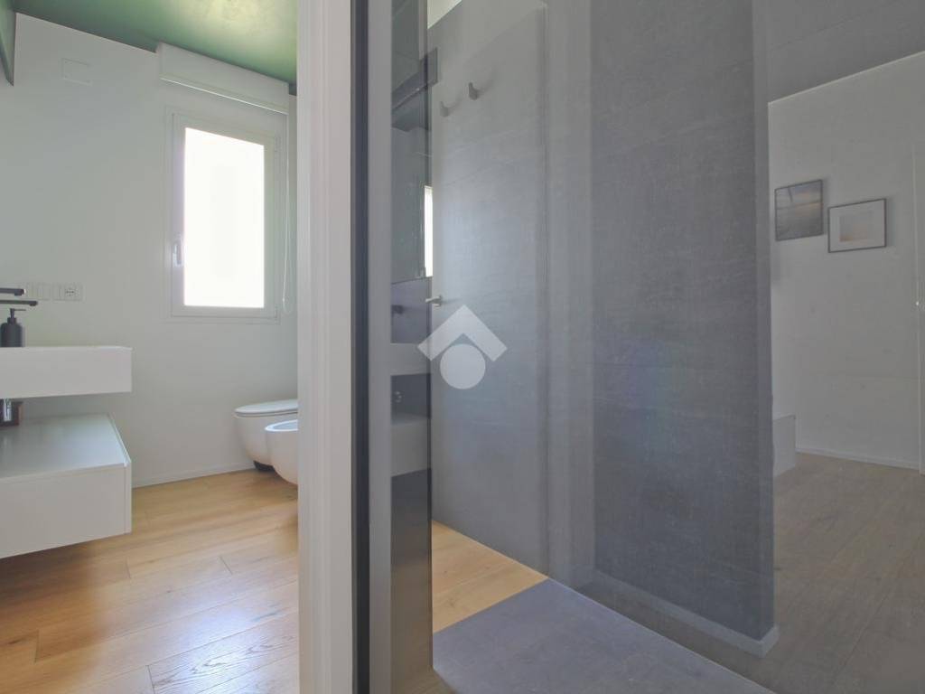 5 - Camera matrimoniale con cabina armadio, bagno e balcone (5)