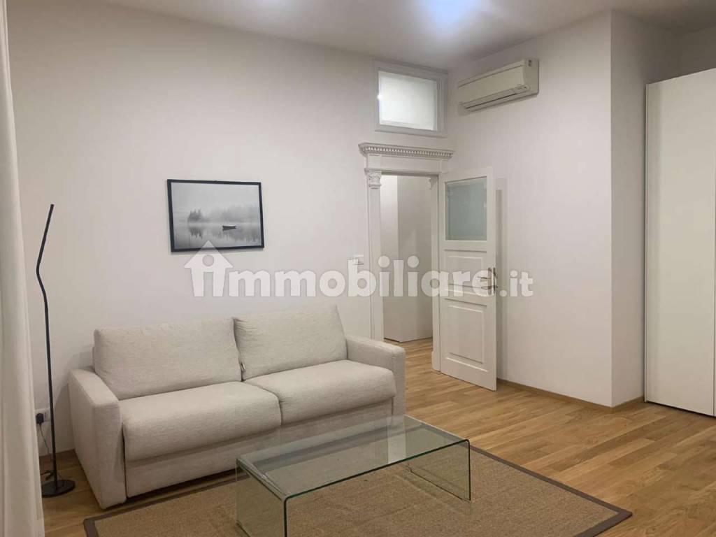 Rent Apartment Bologna. 3room flat in via Rizzoli. Excellent condition