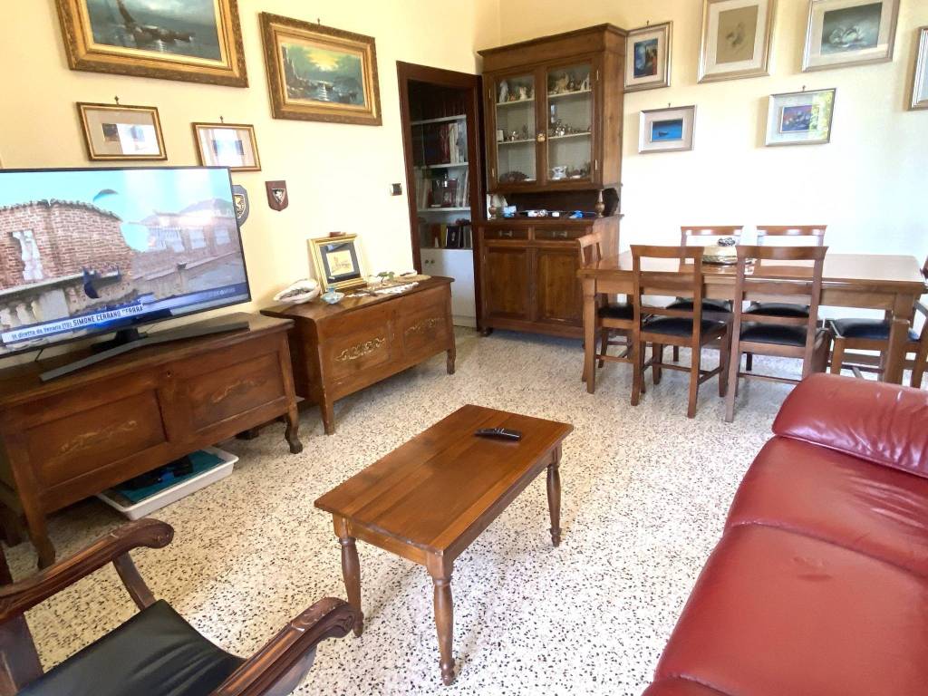 Trilocale buono stato, primo piano, centro, fermo