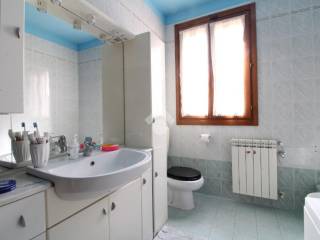 bagno finestrato con vasca da bagno