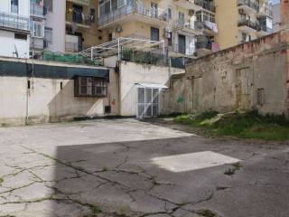 cortile interno fine capannone