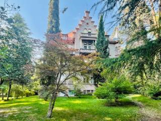 Ansicht Südfassade historische Villa vom Park aus - vista facciata sud dal parco della villa storica