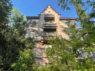 Ansicht Südfassade historische Villa vom Park aus - vista facciata sud dal parco della villa storica