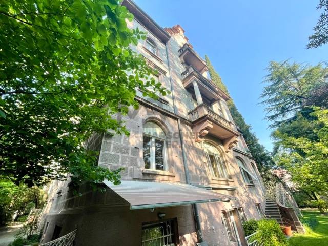 Ansicht Westfassade historische Villa vom Park aus - vista facciata ovest dal parco della villa storica