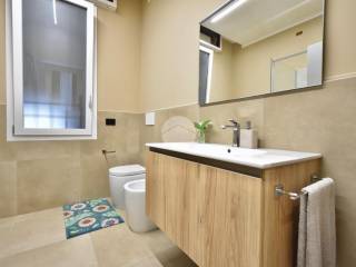 Bagno padronale finestrato