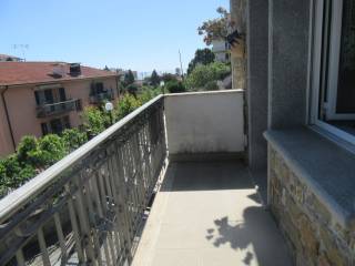 balcone con scorcio di vista mare