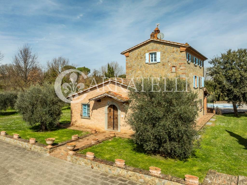 Borgo con casale in pietra e piscina vicino Arezzo