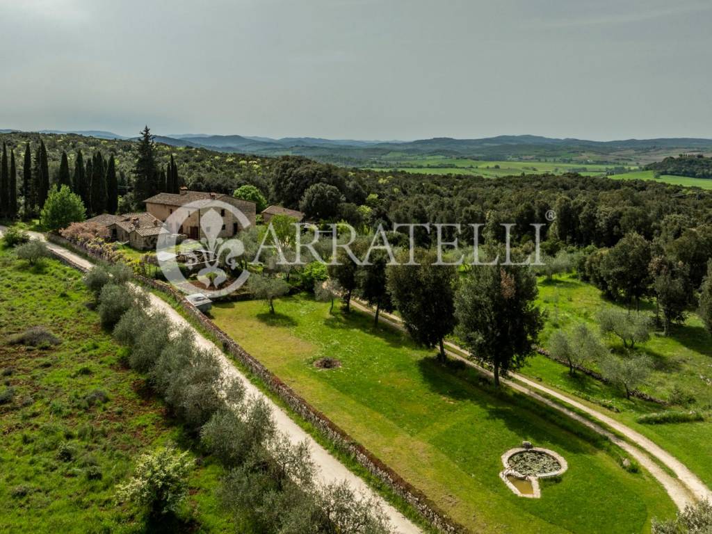 Tipico cosale con dépendance e oliveta nel Chianti