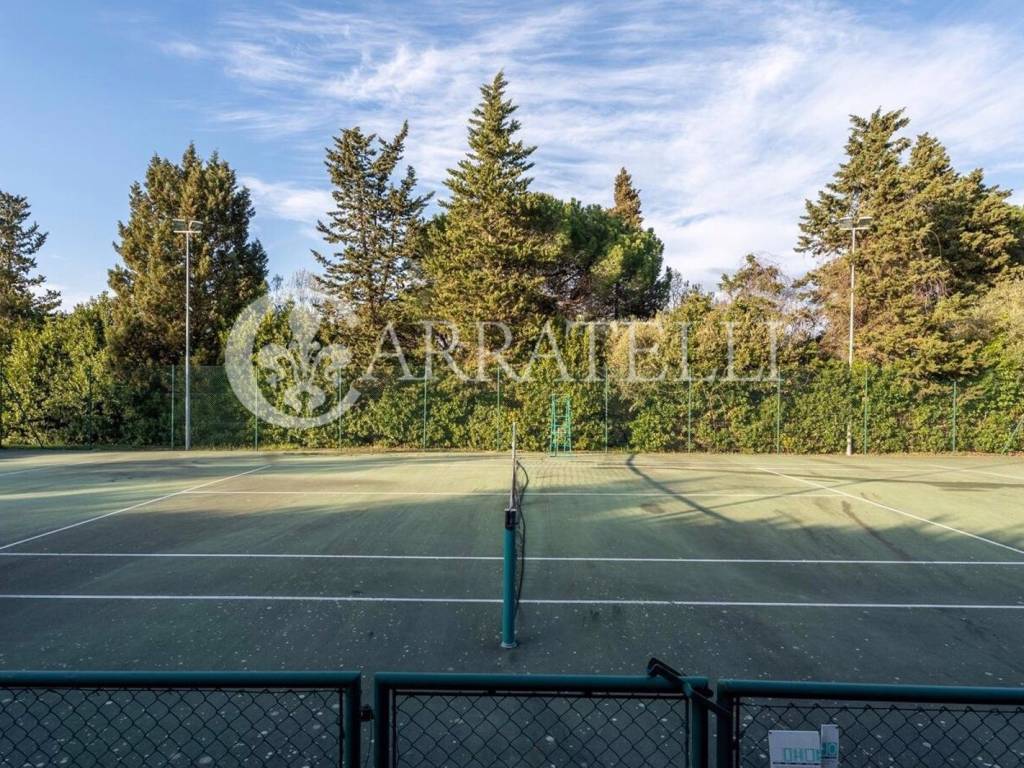 Casale con piscina e campo da tennis a San Miniato