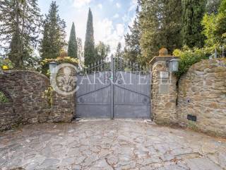 Casale con piscina e campo da tennis a San Miniato