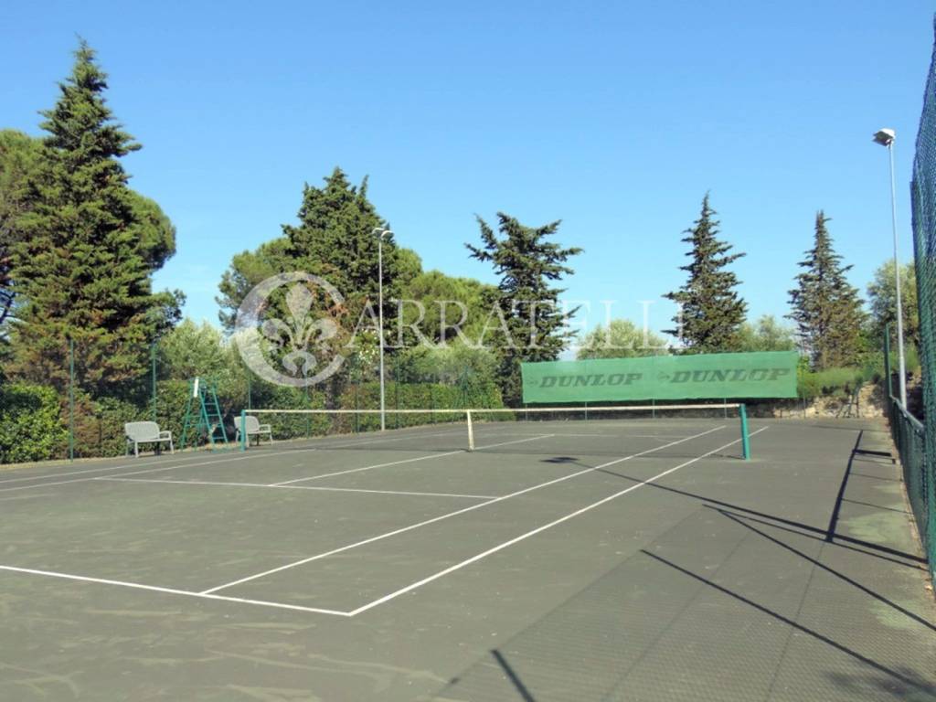 Casale con piscina e campo da tennis a San Miniato