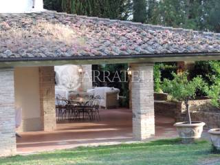 Casale con piscina e campo da tennis a San Miniato