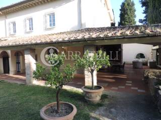 Casale con piscina e campo da tennis a San Miniato