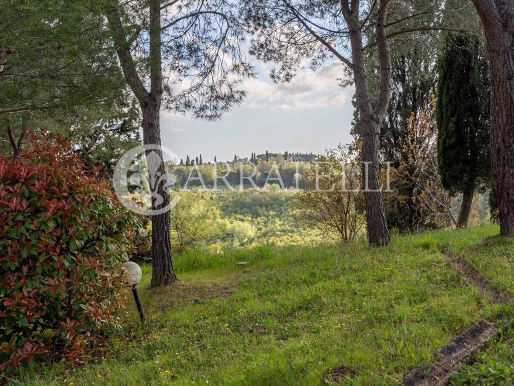 Casale con piscina e campo da tennis a San Miniato