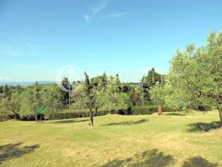 Casale con piscina e campo da tennis a San Miniato