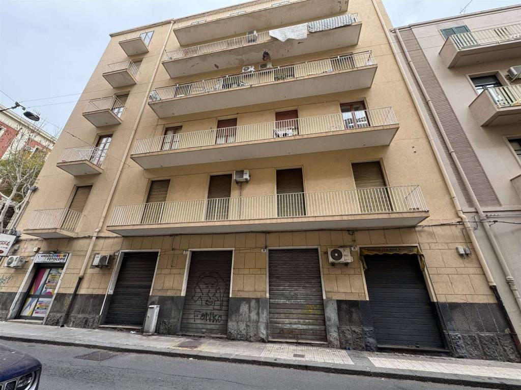 Attività commerciale con laboratorio via dottor consoli, villa bellini - santa maria di gesù, catania