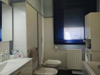 bagno con vasca e finestra