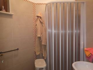 bagno conn doccia e finestra