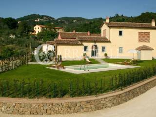 Borgo con giardino e piscine sulle colline Toscane