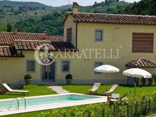 Borgo con giardino e piscine sulle colline Toscane