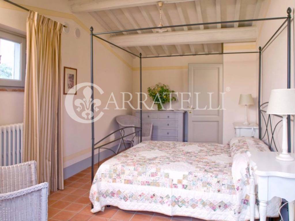 Borgo con giardino e piscine sulle colline Toscane
