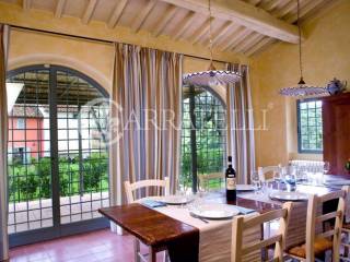 Borgo con giardino e piscine sulle colline Toscane