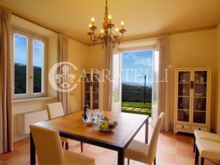 Borgo con giardino e piscine sulle colline Toscane