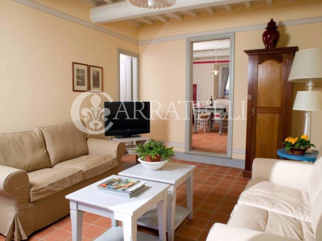 Borgo con giardino e piscine sulle colline Toscane