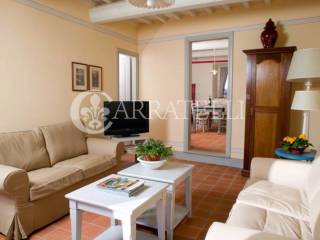 Borgo con giardino e piscine sulle colline Toscane
