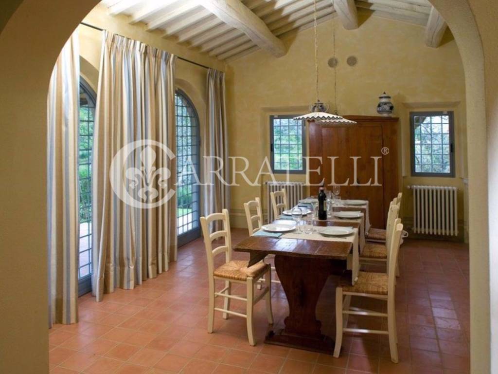 Borgo con giardino e piscine sulle colline Toscane