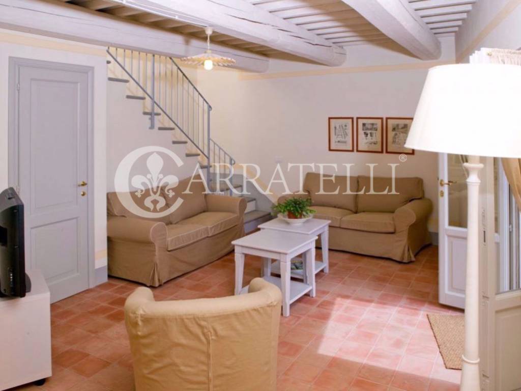 Borgo con giardino e piscine sulle colline Toscane