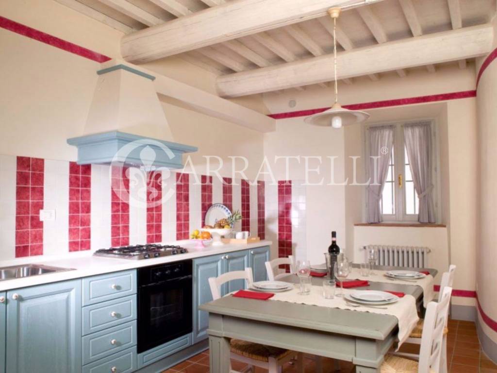 Borgo con giardino e piscine sulle colline Toscane