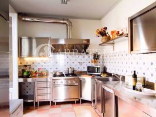 Borgo con giardino e piscine sulle colline Toscane