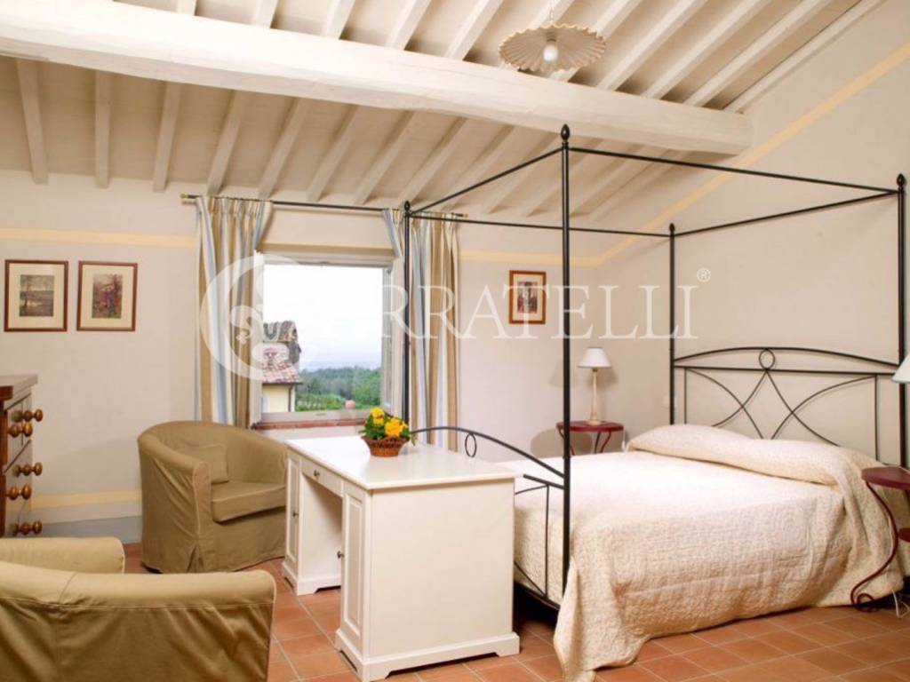Borgo con giardino e piscine sulle colline Toscane
