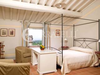 Borgo con giardino e piscine sulle colline Toscane