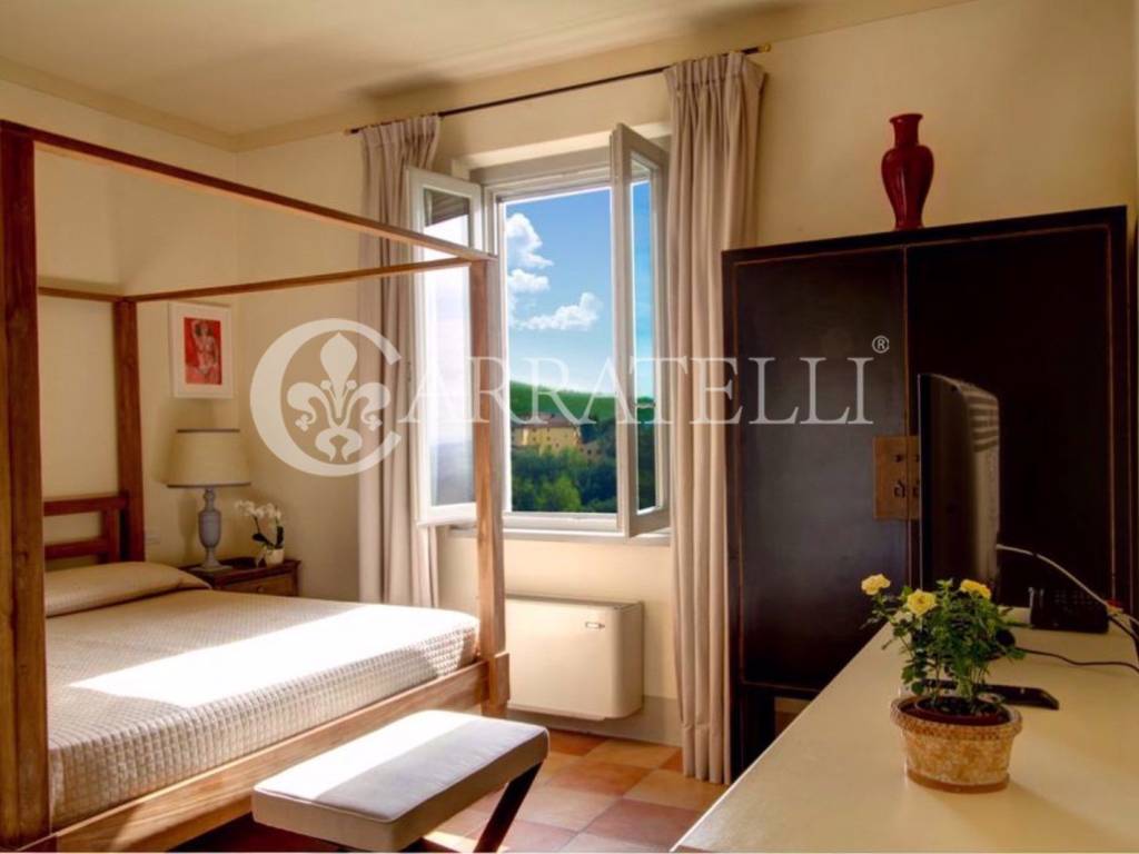 Borgo con giardino e piscine sulle colline Toscane