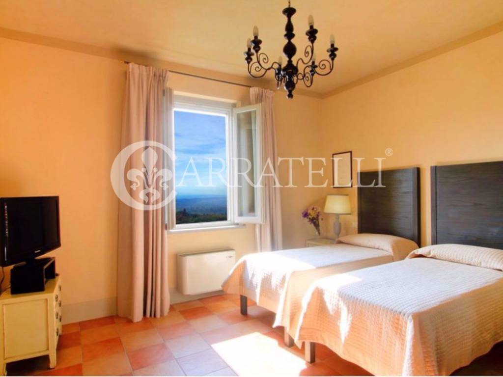 Borgo con giardino e piscine sulle colline Toscane