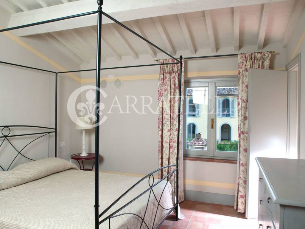 Borgo con giardino e piscine sulle colline Toscane