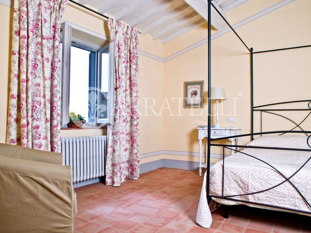 Borgo con giardino e piscine sulle colline Toscane