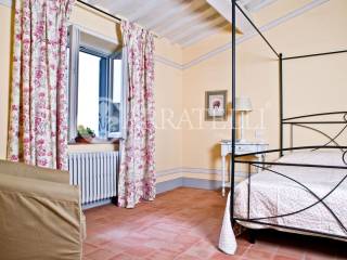 Borgo con giardino e piscine sulle colline Toscane