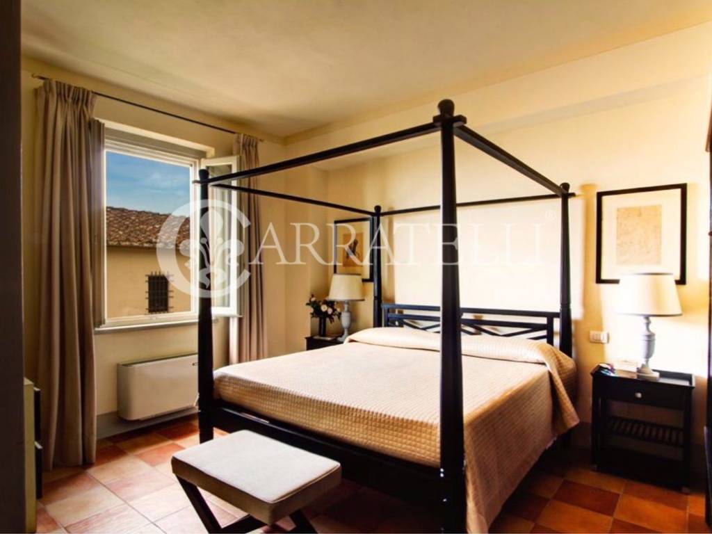 Borgo con giardino e piscine sulle colline Toscane