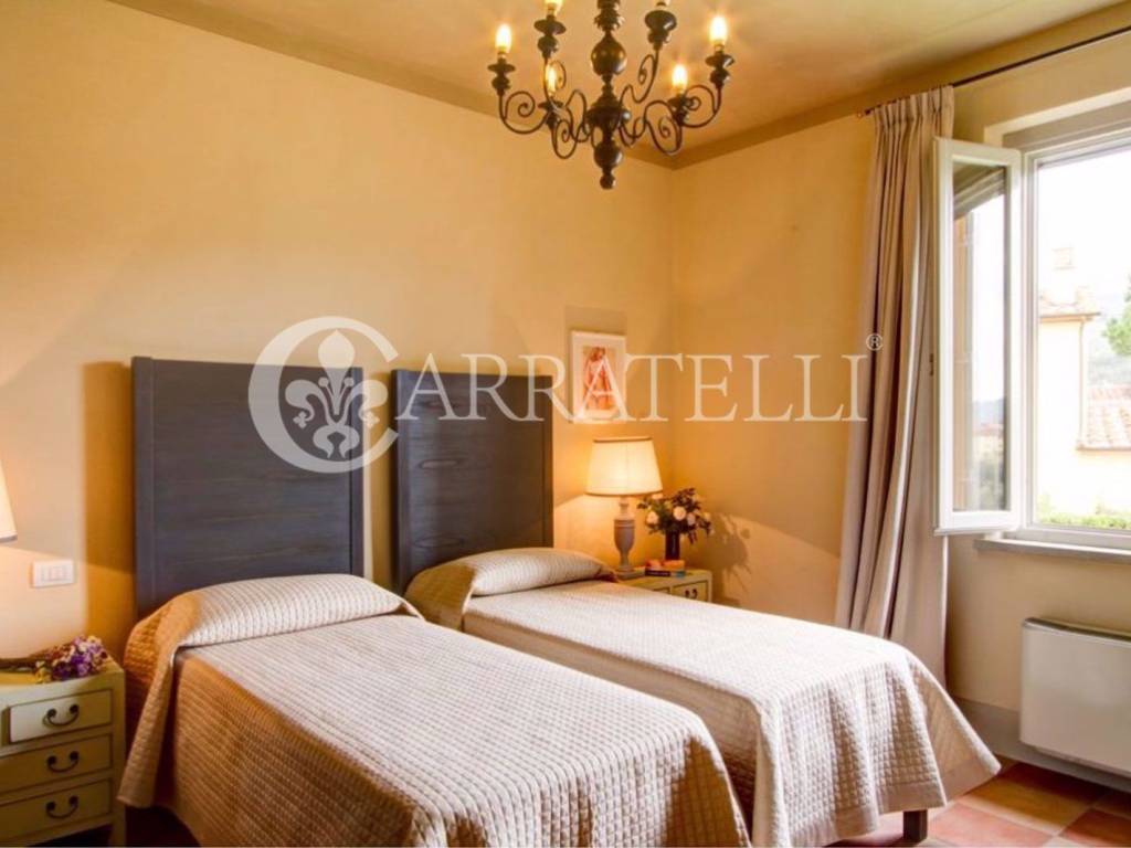 Borgo con giardino e piscine sulle colline Toscane