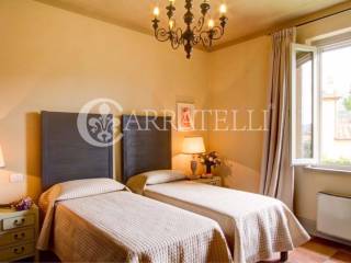 Borgo con giardino e piscine sulle colline Toscane